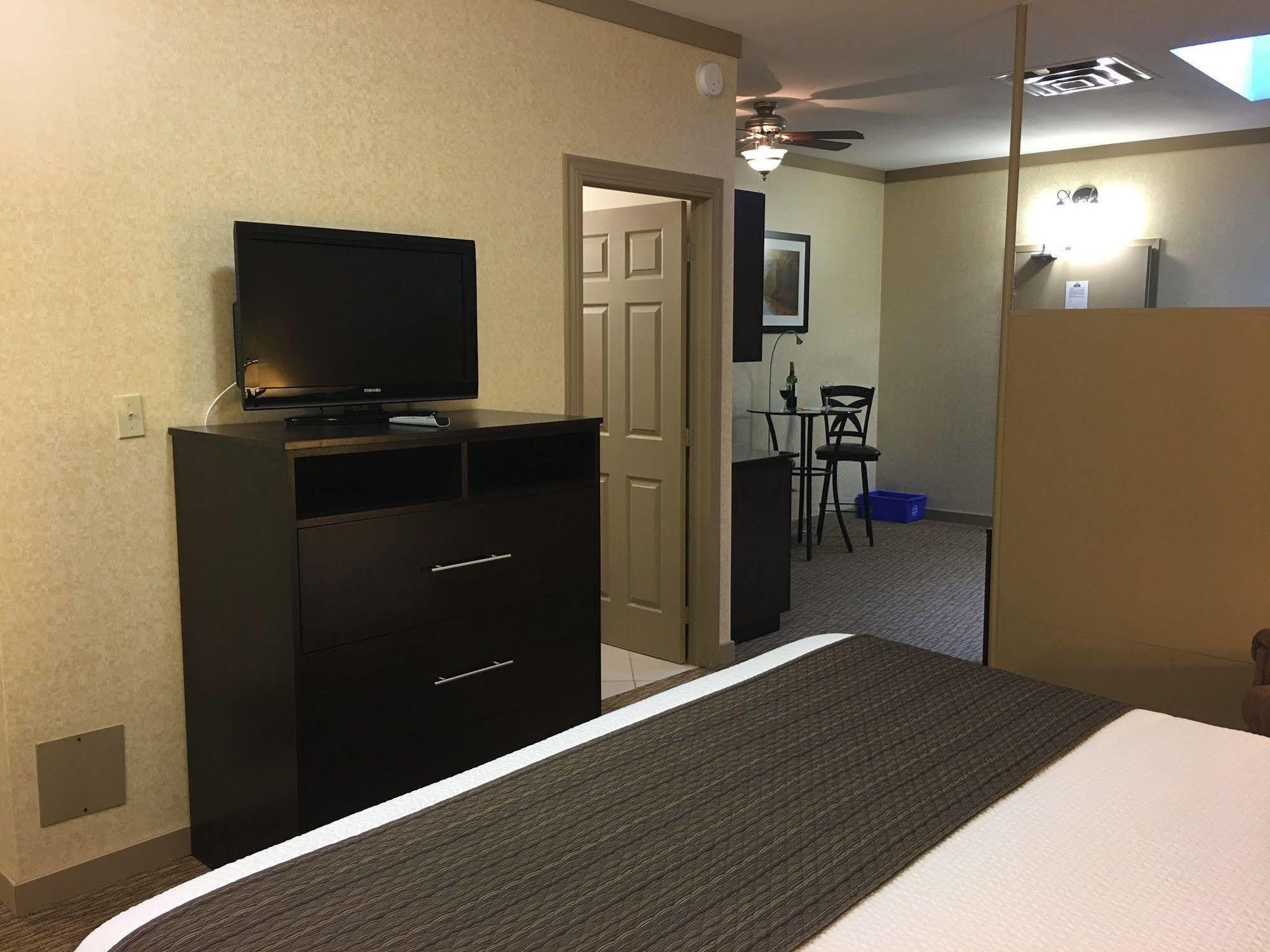 Days Inn & Suites By Wyndham Sault Ste. Marie On Esterno foto