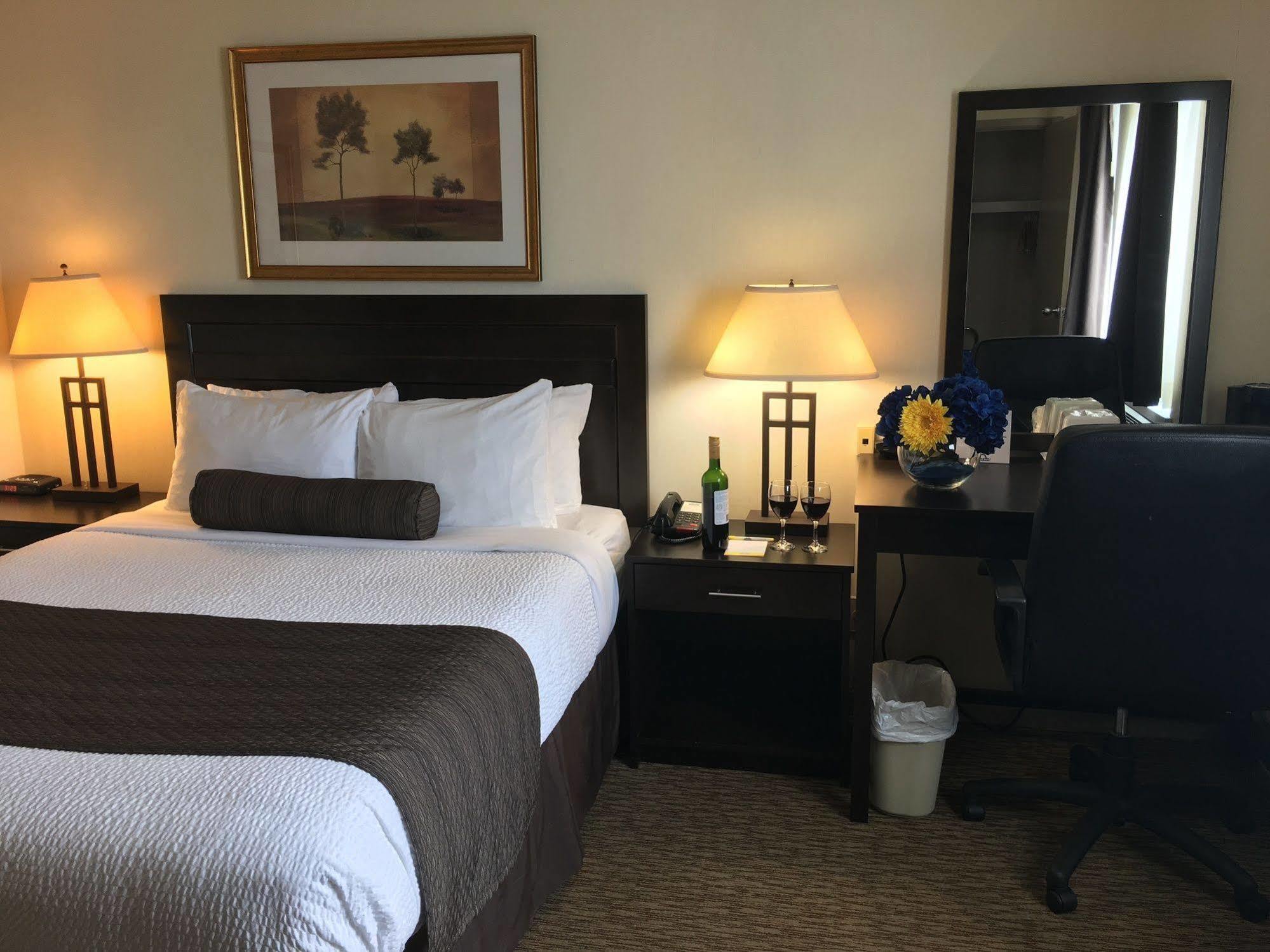 Days Inn & Suites By Wyndham Sault Ste. Marie On Esterno foto