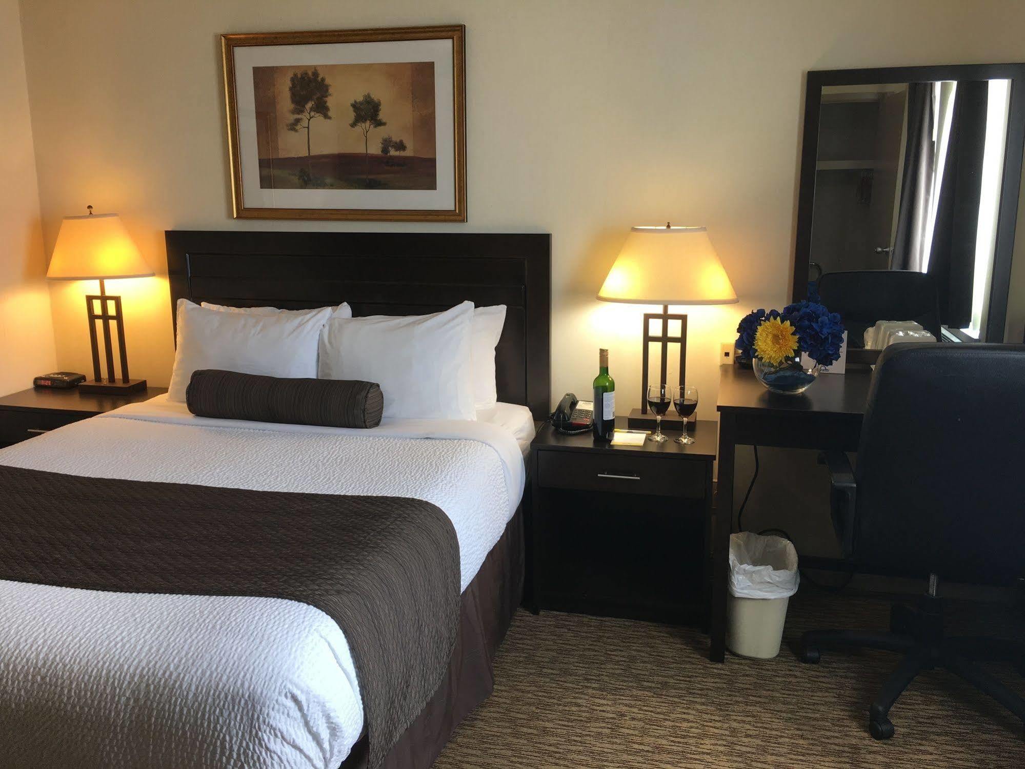 Days Inn & Suites By Wyndham Sault Ste. Marie On Esterno foto