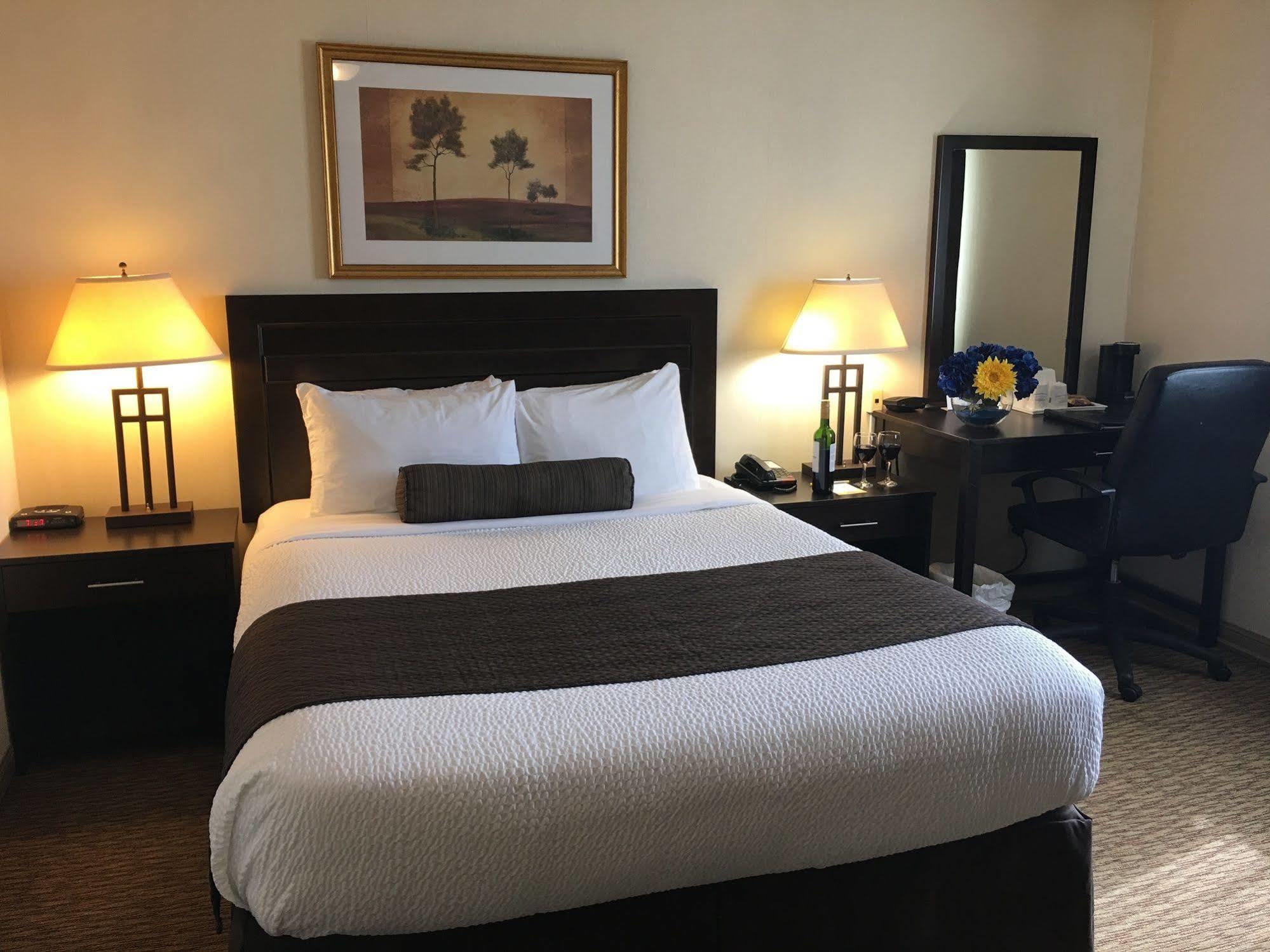Days Inn & Suites By Wyndham Sault Ste. Marie On Esterno foto